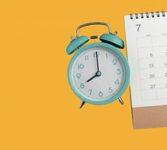 Türkiser Wecker und Kalender mit Juli-Monat auf gelbem Hintergrund – Symbolbild für rechtzeitige Planung und Vorbuchung auf dem Traumpfad München–Venedig