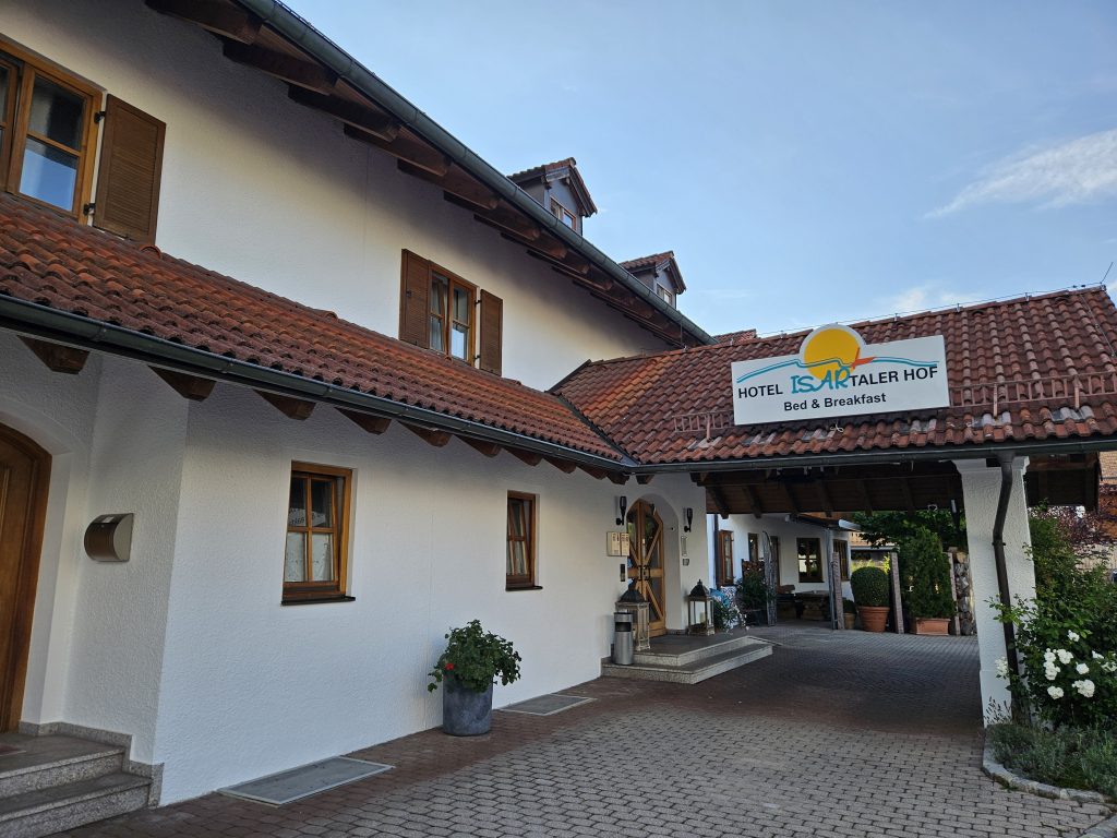 Außenansicht des Isartaler Hofs in Wolfratshausen mit traditionellem Dach und Eingangsbereich