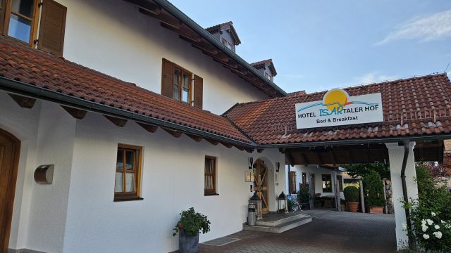 Außenansicht des Isartaler Hofs in Wolfratshausen mit traditionellem Dach und Eingangsbereich