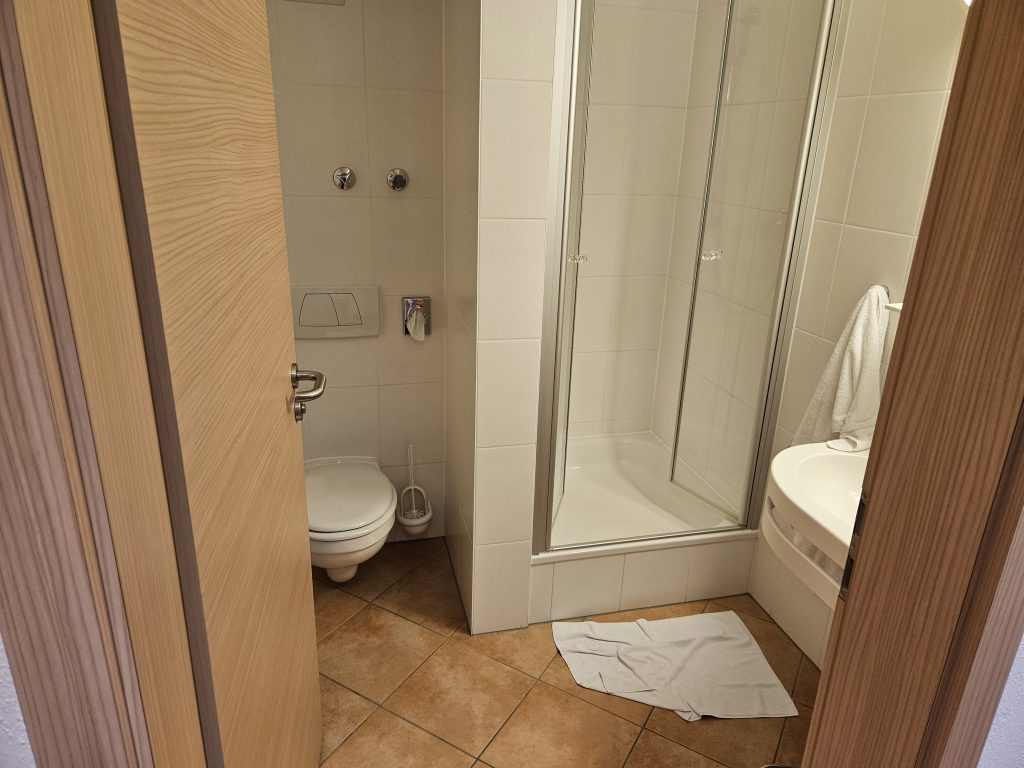 Modernes Badezimmer mit Dusche und WC im Isartaler Hof