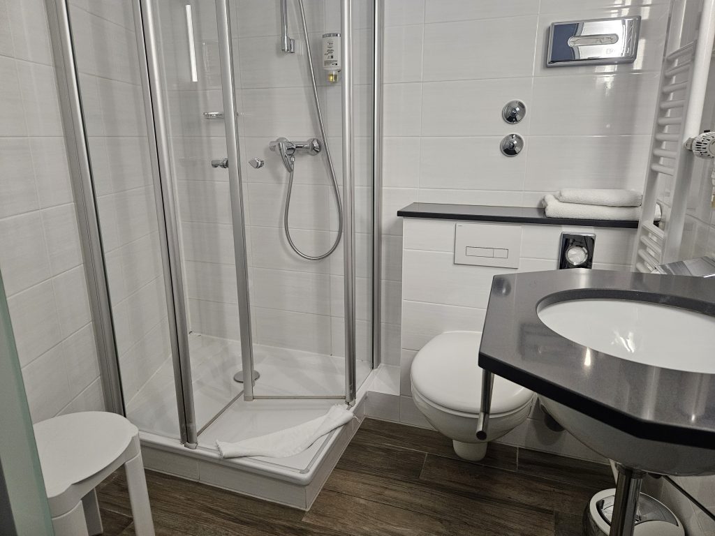 Modernes Bad mit Dusche und WC im Posthotel Kolberbräu