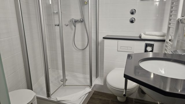 Modernes Bad mit Dusche und WC im Posthotel Kolberbräu
