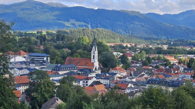 Blick über die Dächer von Bad Tölz und die umliegenden Wälder