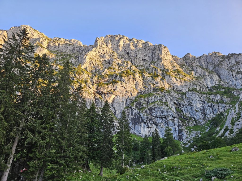 Felswand im Abendlicht oberhalb der Tutzinger Hütte