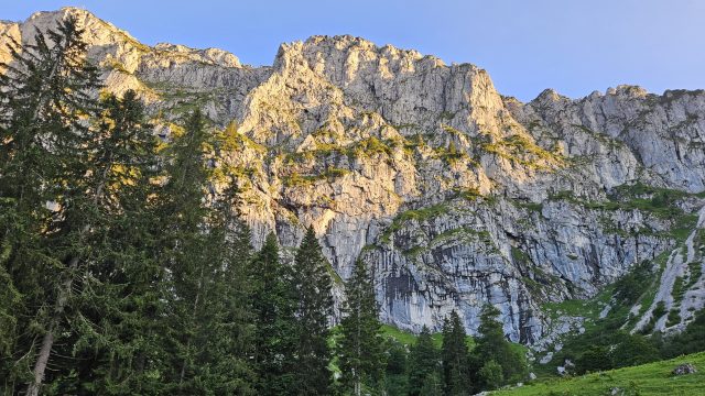 Felswand im Abendlicht oberhalb der Tutzinger Hütte