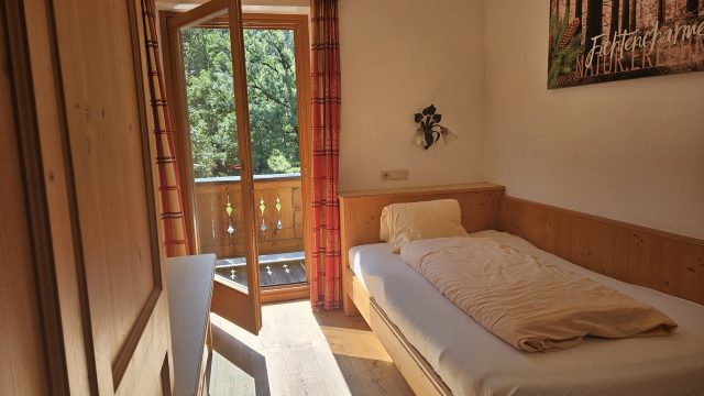 Einzelzimmer mit Balkonblick ins Grüne im Gasthof zur Post Hinterriss
