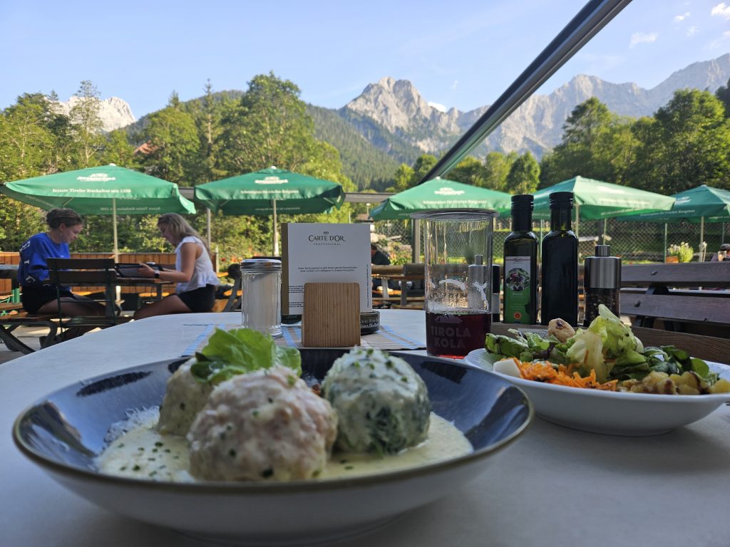 Knödel-Trio auf der Terrasse mit Karwendelblick im Gasthof zur Post Hinterriss