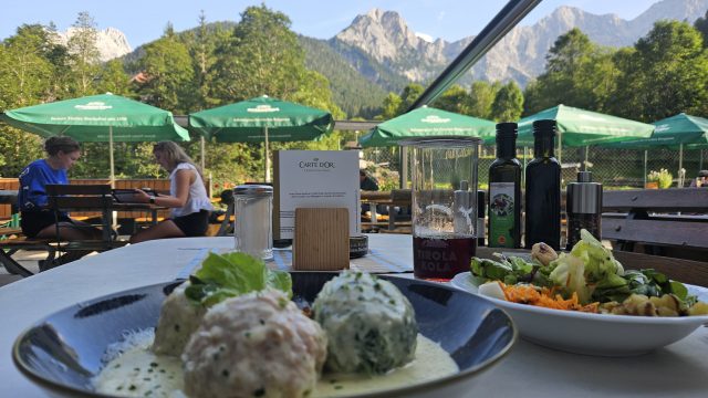 Knödel-Trio auf der Terrasse mit Karwendelblick im Gasthof zur Post Hinterriss