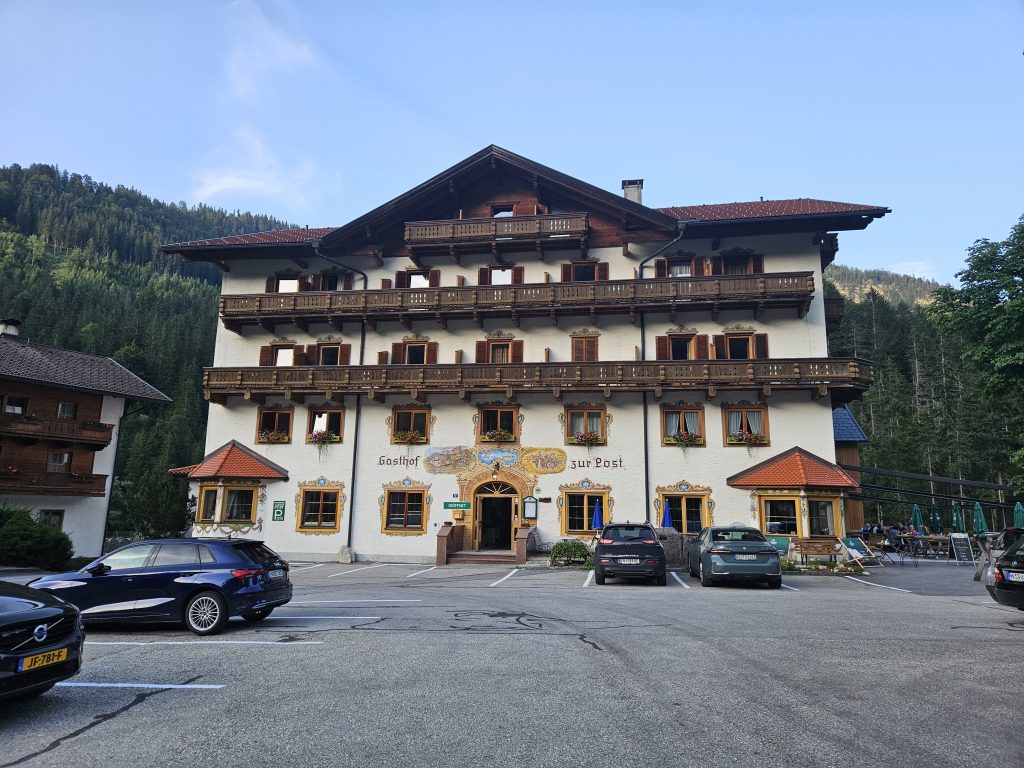 Außenansicht des Gasthof zur Post Hinterriss mit traditionellen Holz-Balkonen