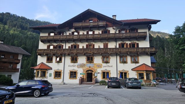 Außenansicht des Gasthof zur Post Hinterriss mit traditionellen Holz-Balkonen