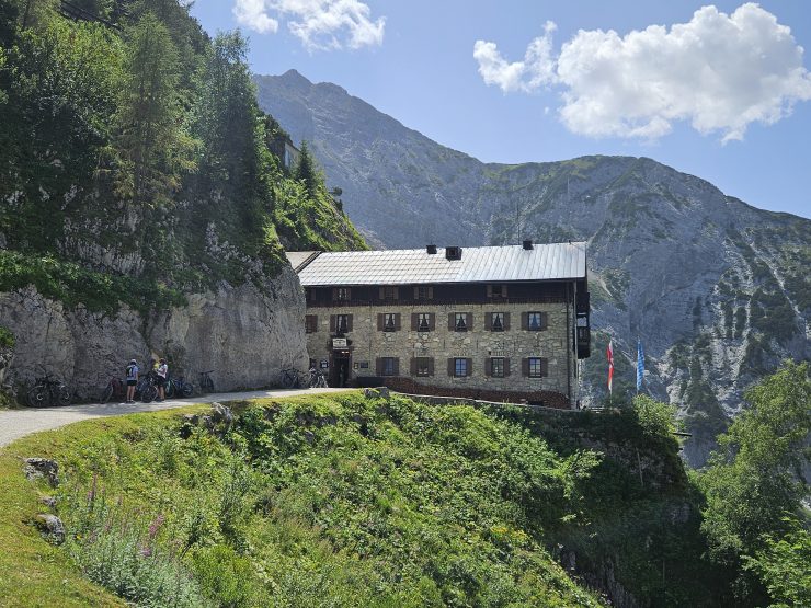 Karwendelhaus auf Felsvorsprung mit Bergkulisse