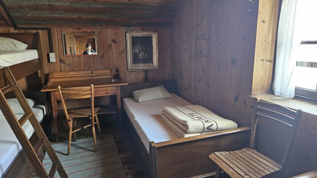 Einfaches, holzvertäfeltes Mehrbettzimmer im Karwendelhaus