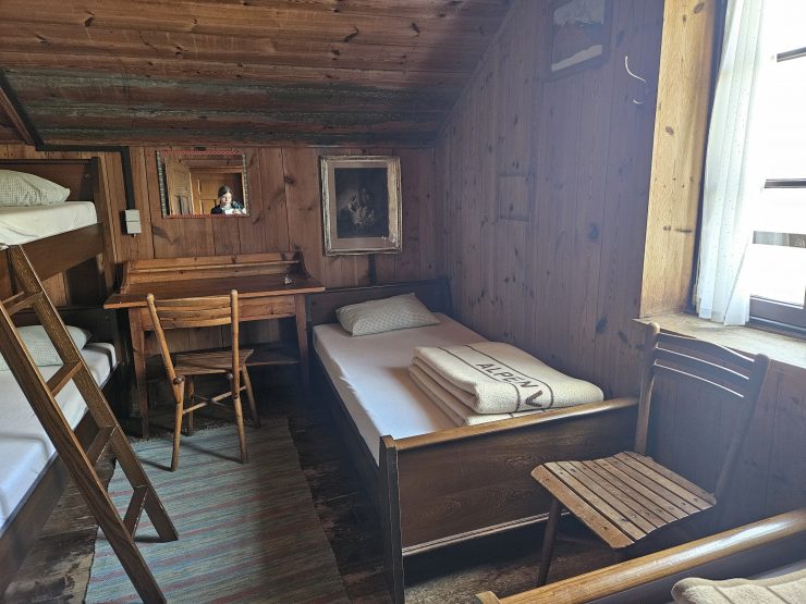 Einfaches, holzvertäfeltes Mehrbettzimmer im Karwendelhaus