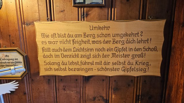 Spruchtafel aus Holz mit Berg-Weisheit im Karwendelhaus