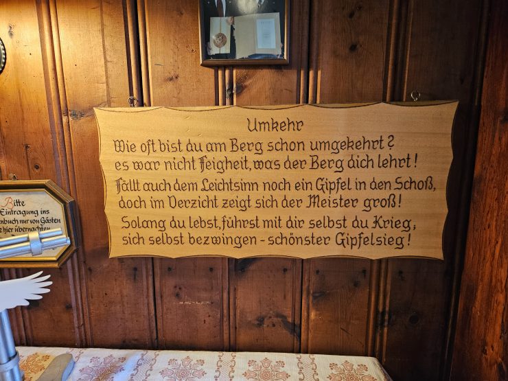 Spruchtafel aus Holz mit Berg-Weisheit im Karwendelhaus