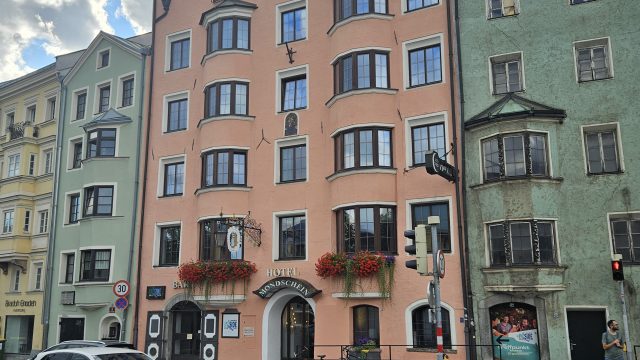 Hotel Mondschein in der rosa Häuserfront am Inn in Innsbruck, Mariahilfstraße
