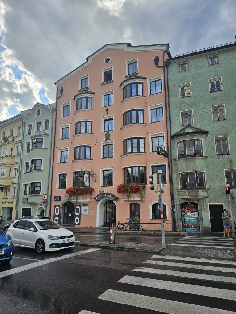 Hotel Mondschein in der rosa Häuserfront am Inn in Innsbruck, Mariahilfstraße