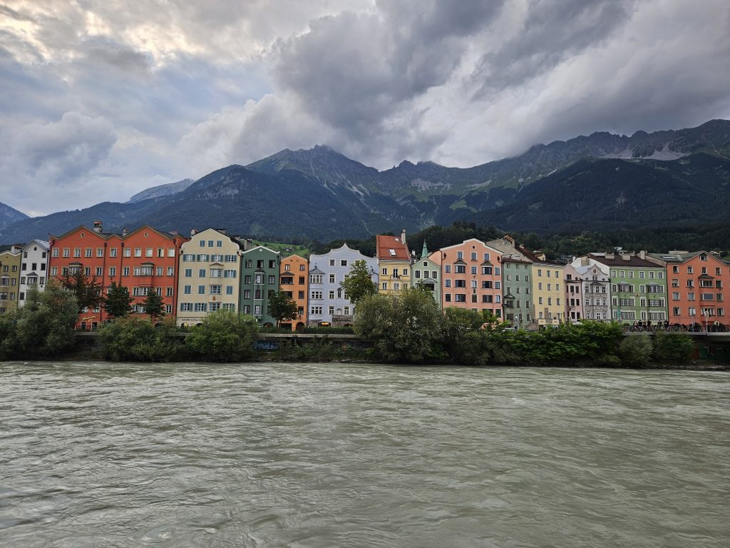 Bunte Häuser am Inn mit Blick auf das Hotel Mondschein und die Nordkette