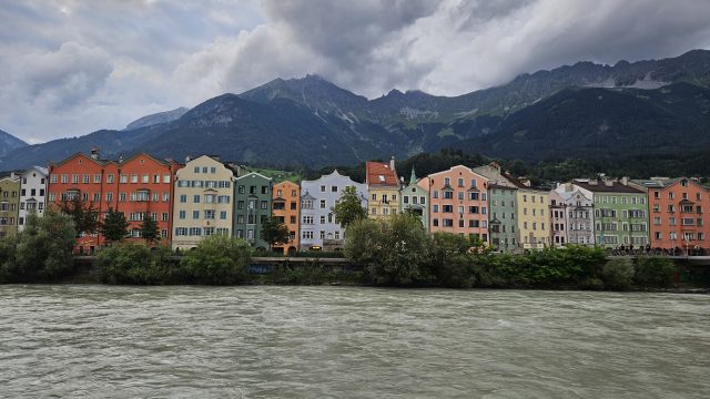 Bunte Häuser am Inn mit Blick auf das Hotel Mondschein und die Nordkette