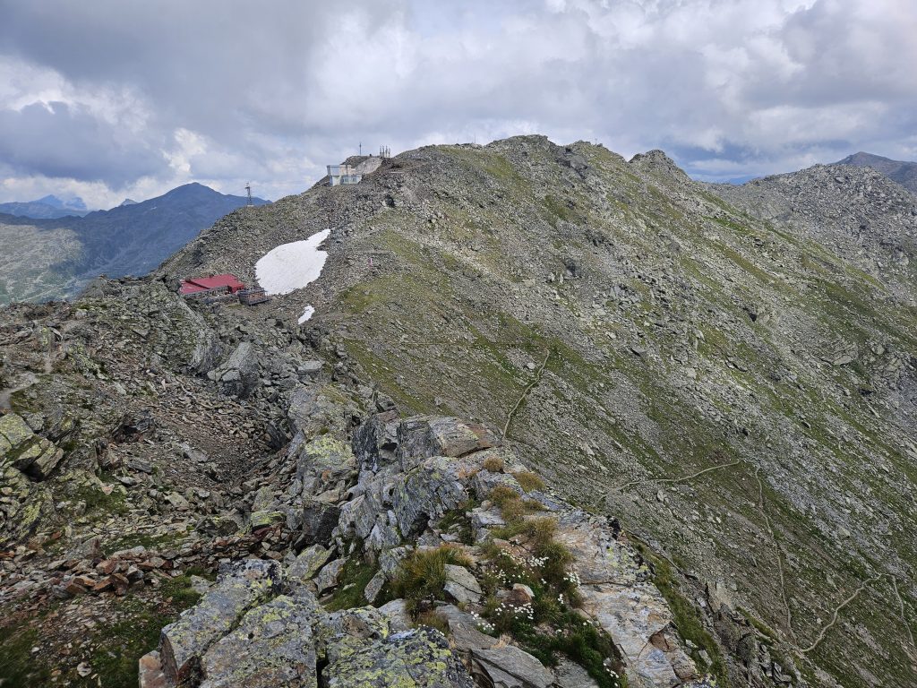 Blick vom Grat auf die Glungezerhütte und das umliegende Hochgebirge
