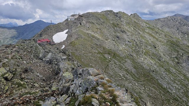 Blick vom Grat auf die Glungezerhütte und das umliegende Hochgebirge