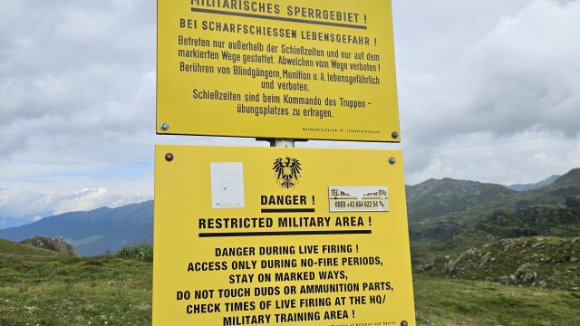 Warnschild zum militärischen Sperrgebiet vor der Lizumer Hütte mit Wegweiser