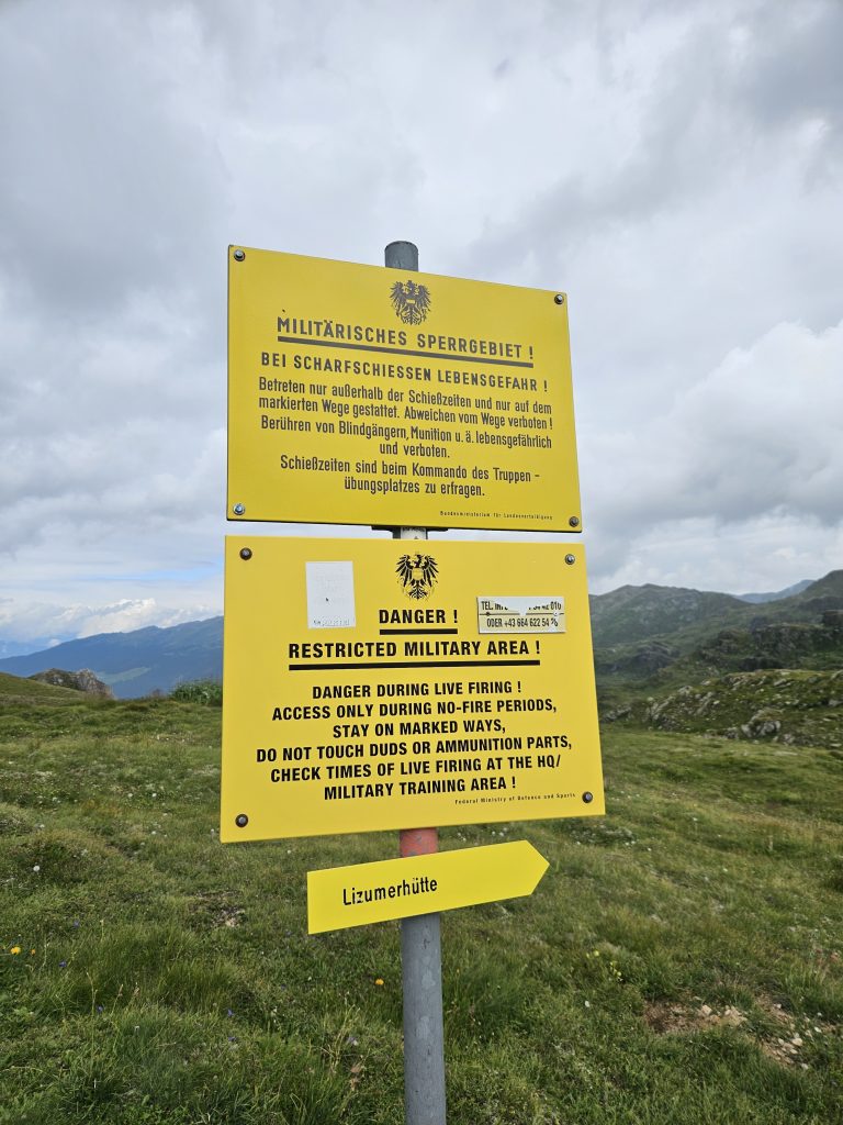 Warnschild zum militärischen Sperrgebiet vor der Lizumer Hütte mit Wegweiser