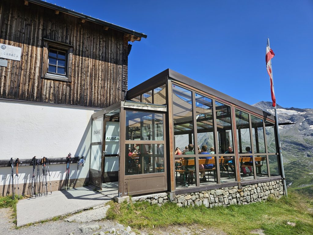 Tuxerjochhaus mit Glasveranda und Bergpanorama