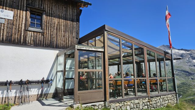 Tuxerjochhaus mit Glasveranda und Bergpanorama