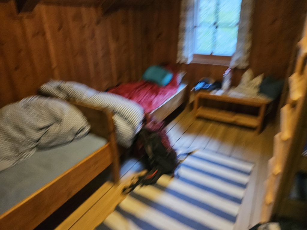 infaches Mehrbettzimmer mit Holzmöbeln in der Geraer Hütte