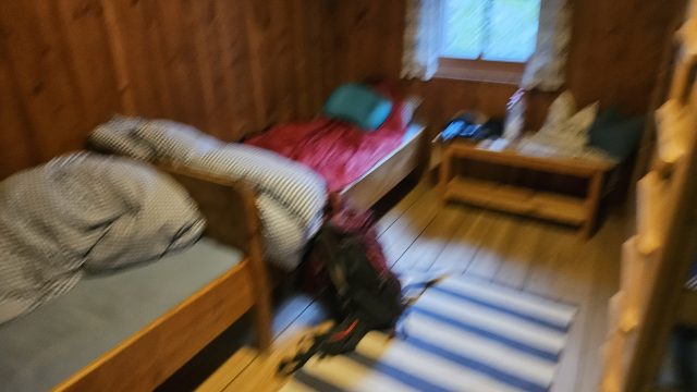 infaches Mehrbettzimmer mit Holzmöbeln in der Geraer Hütte