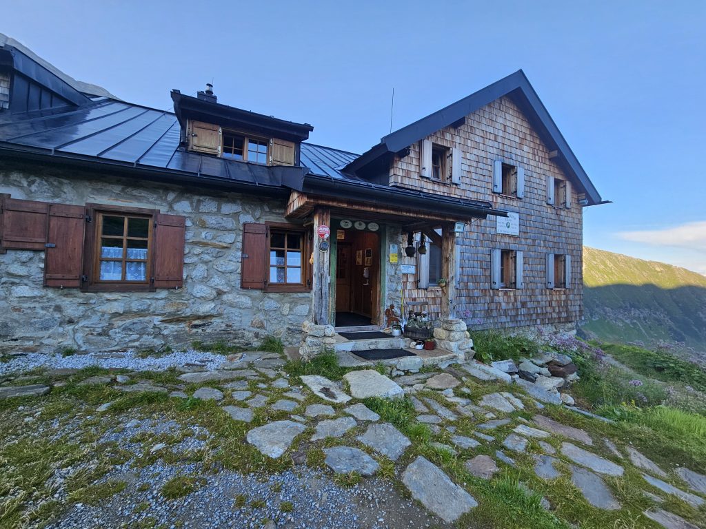 Außenansicht der Geraer Hütte mit Stein- und Schindelfassade in den Tuxer Alpen