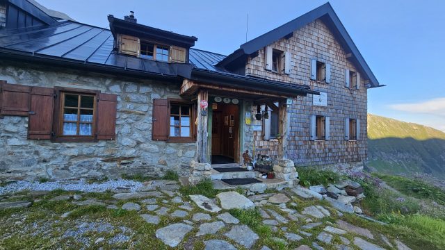 Außenansicht der Geraer Hütte mit Stein- und Schindelfassade in den Tuxer Alpen