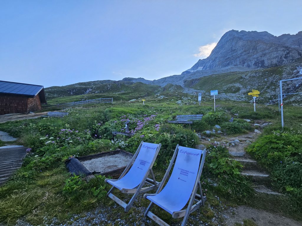 Zwei Sonnenliegen vor Bergpanorama an der Geraer Hütte