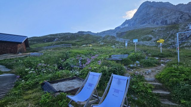 Zwei Sonnenliegen vor Bergpanorama an der Geraer Hütte