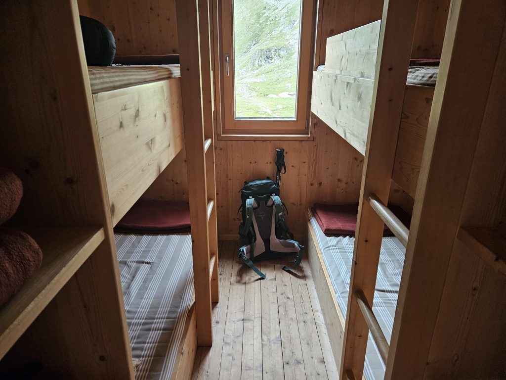 Modernes Mehrbettzimmer im Nebengebäude der Olpererhütte