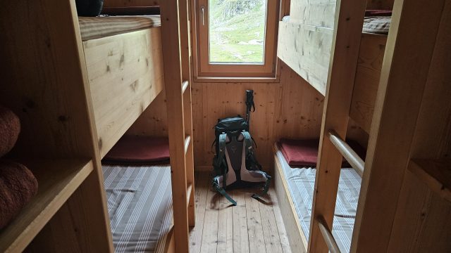 Modernes Mehrbettzimmer im Nebengebäude der Olpererhütte