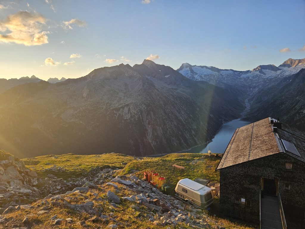 Sonnenaufgang über dem Schlegeisspeicher bei der Olpererhütte