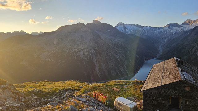 Sonnenaufgang über dem Schlegeisspeicher bei der Olpererhütte