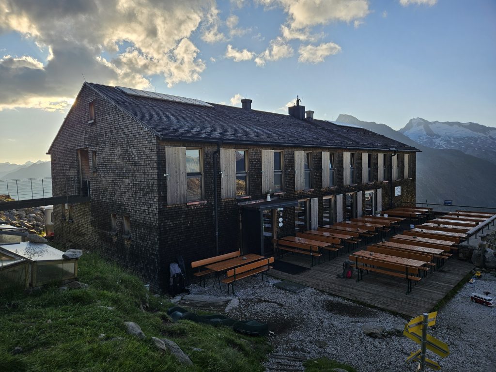 Außenansicht der Olpererhütte mit Sonnenterrasse