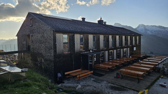 Außenansicht der Olpererhütte mit Sonnenterrasse