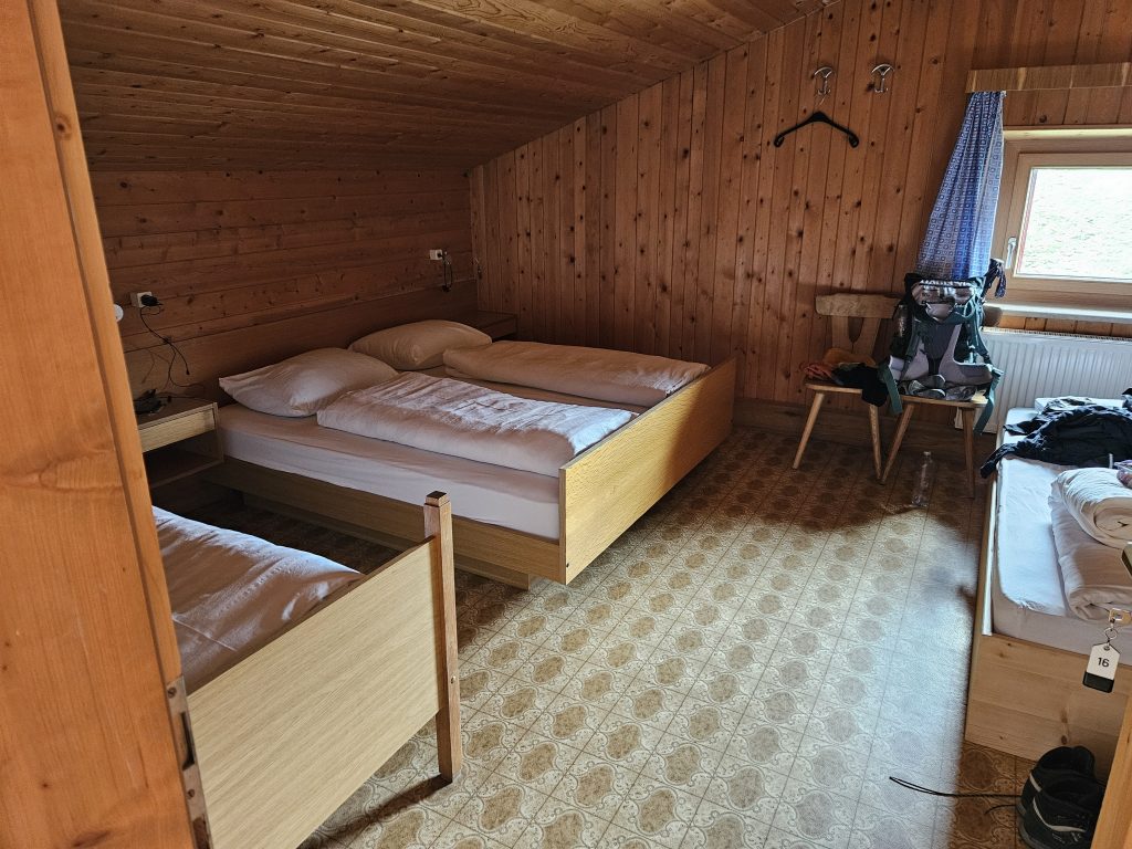 Einfaches Mehrbettzimmer im Pfitscherjoch Haus mit Holzverkleidung