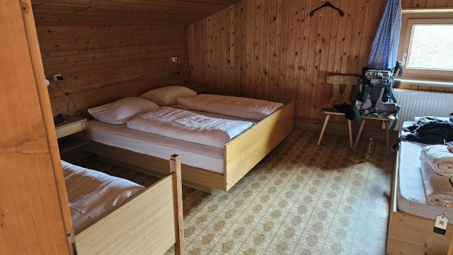 Einfaches Mehrbettzimmer im Pfitscherjoch Haus mit Holzverkleidung