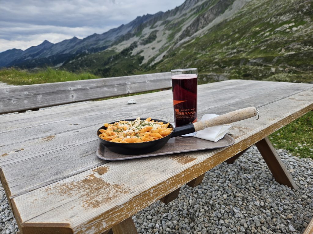 Pasta-Pfanne und Johannisbeerschorle mit Bergblick