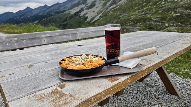 Pasta-Pfanne und Johannisbeerschorle mit Bergblick