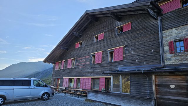Außenansicht des Pfitscherjoch Hauses mit pinken Fensterläden