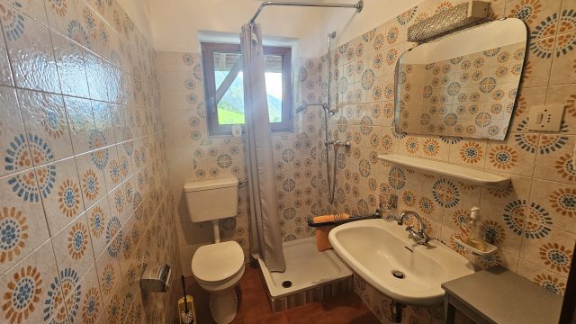 Badezimmer mit Retro-Fliesen im Wieserhof