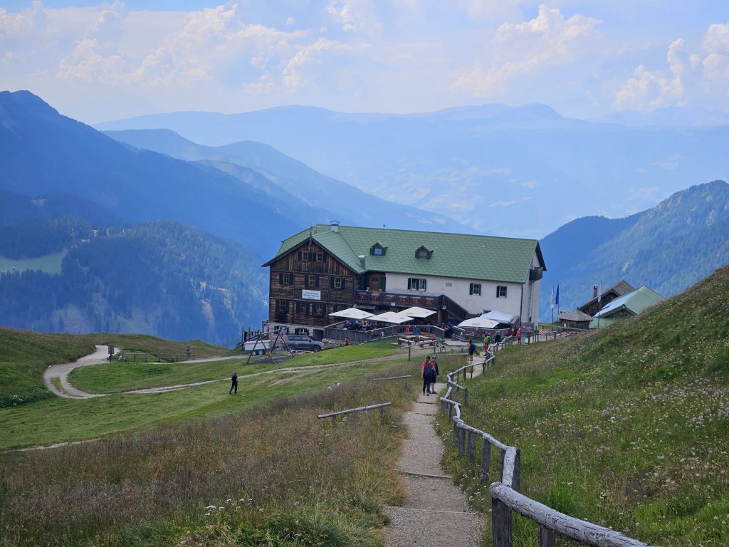 Wanderweg zur Schlüterhütte in den Dolomiten