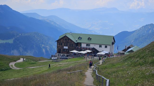 Wanderweg zur Schlüterhütte in den Dolomiten