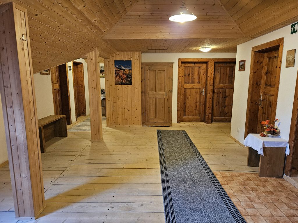 Holzverkleideter Innenbereich der Schlüterhütte